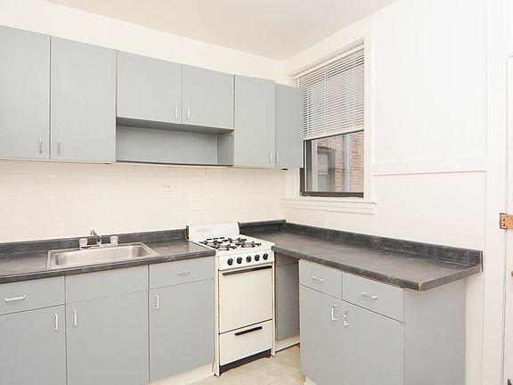 2nd image of 630.5 W Cornelia Ave Unit 2S