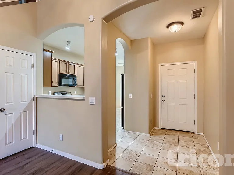 44 S Greenfield Rd — Photo 2