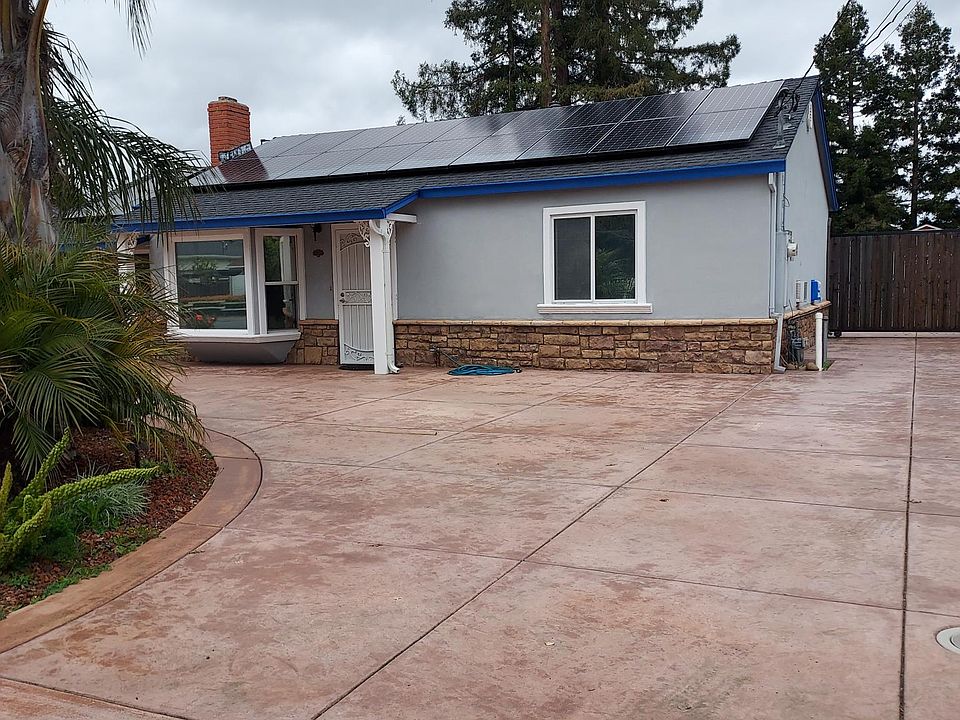 Front of house
solar panels with circular driveway