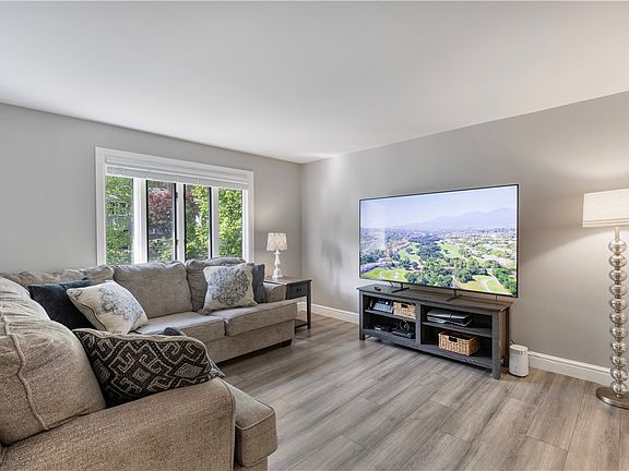 5th image of 212 Karen Dr