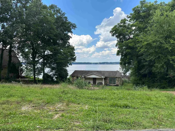305 Lake View Dr, Muscle Shoals, AL 35661