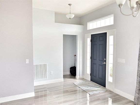 5th image of 207 NW 25th Ter