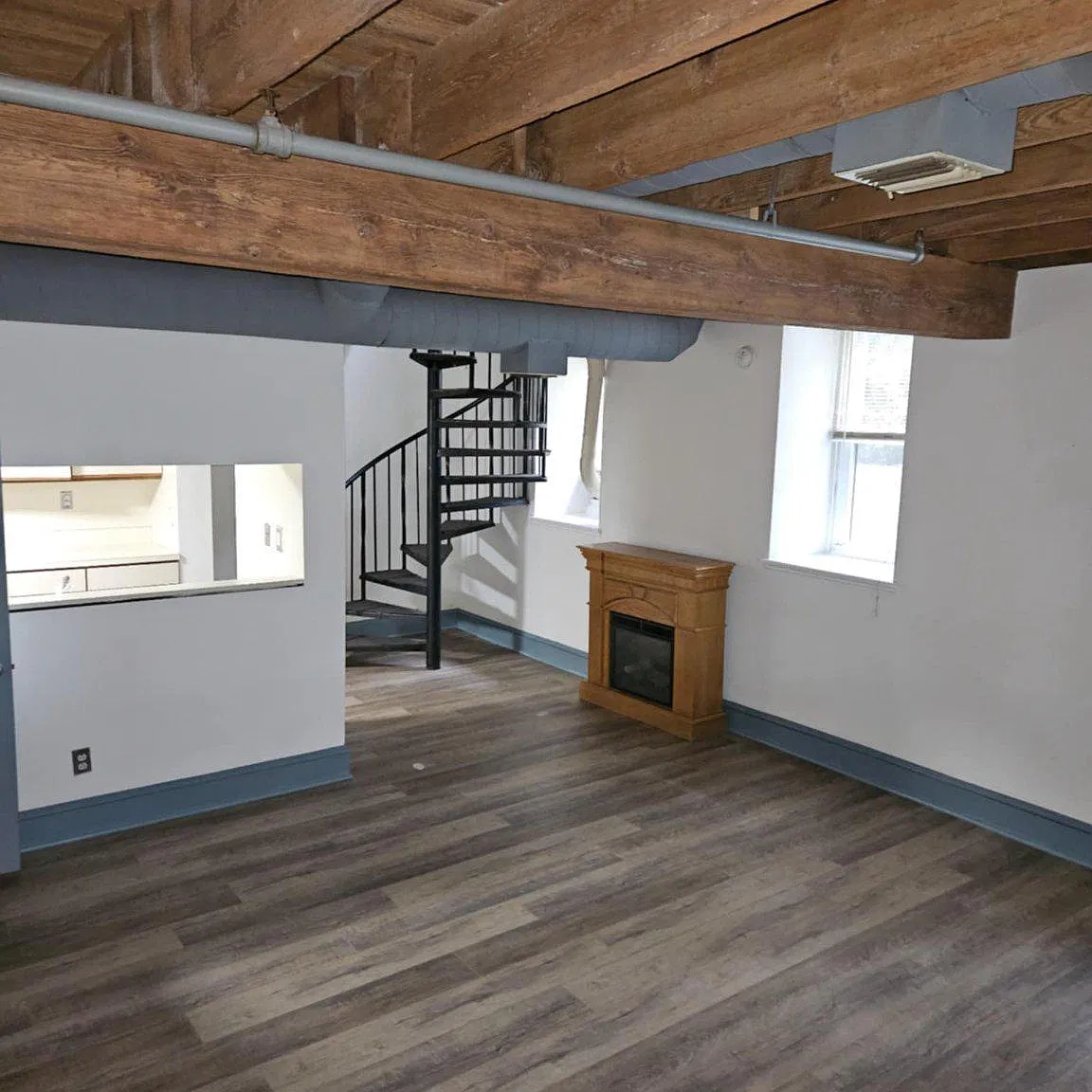 1 bed, 1.0 bath, 976 sqft, $1,150 — Photo 2