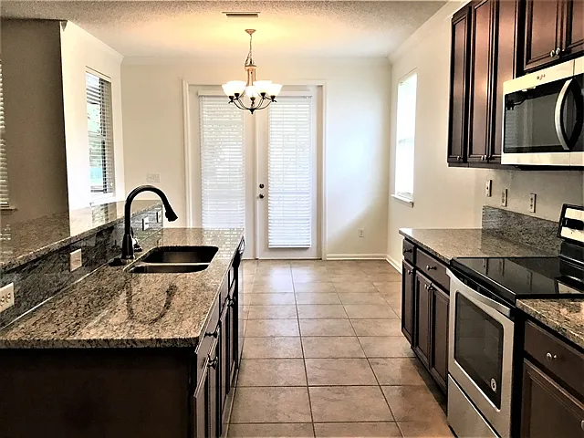 3 bed, 2.0 bath, 1620 sqft, $2,440 — Photo 2