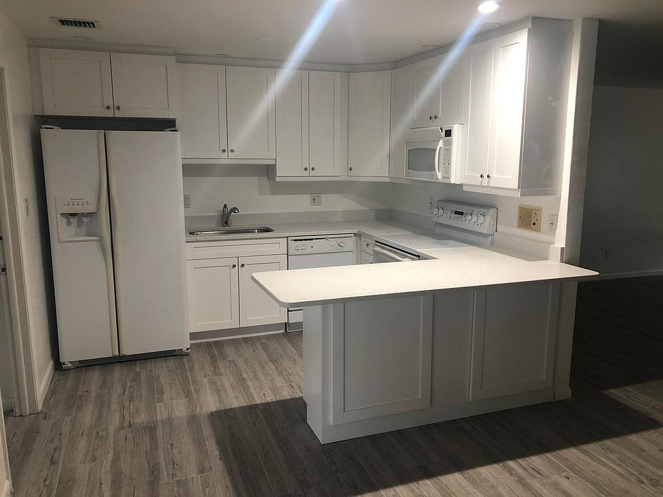 2nd image of 776 108th Ave N