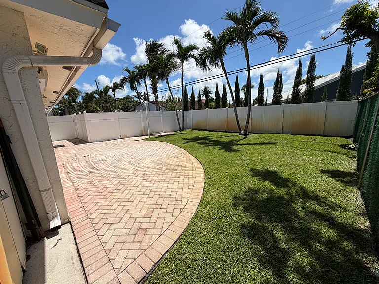 499 W Conference Dr — Photo 23