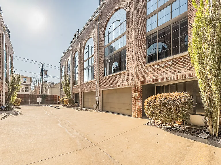 3911 Gilbert Ave #G — Photo 35
