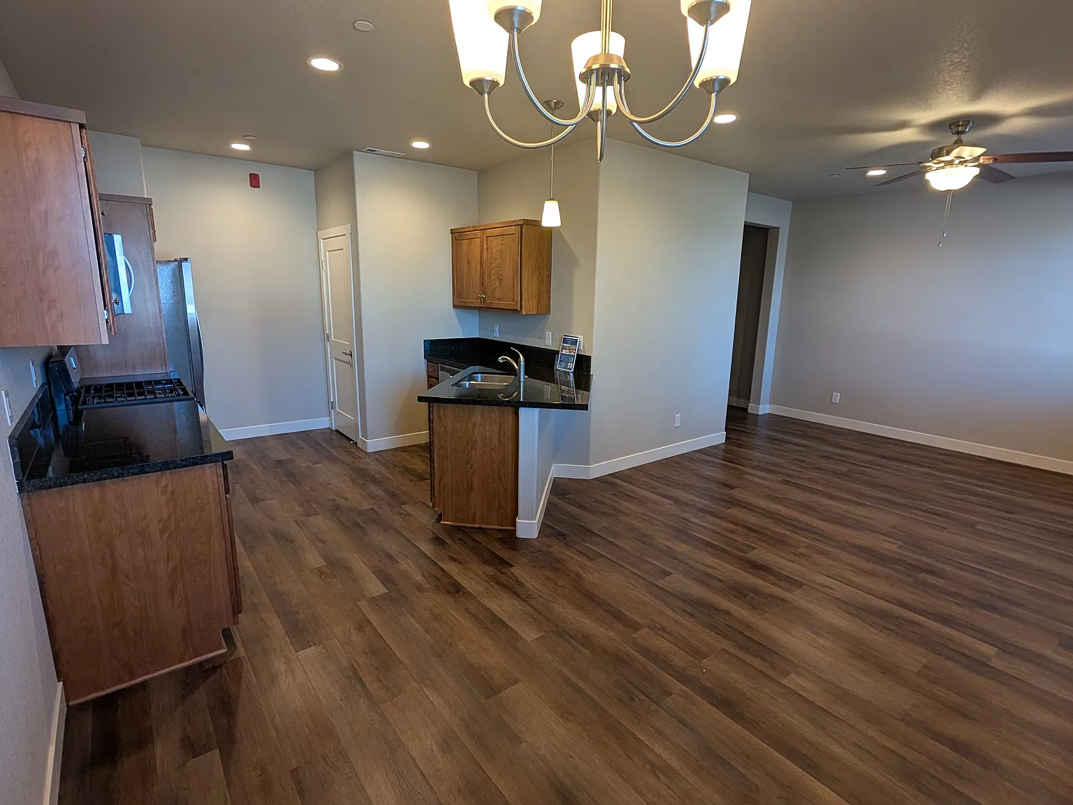 3 bed, 2.5 bath, 1552 sqft, $2,400 — Photo 2