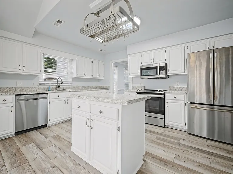809 Bishop Ct — Photo 8