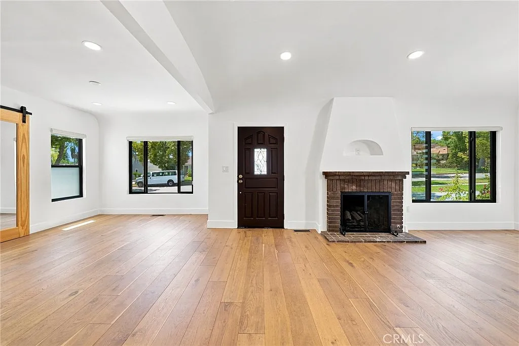 3 bed, 1637 sqft, $5,950 — Photo 4