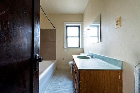 1514 W 77th Apartments Bathroom