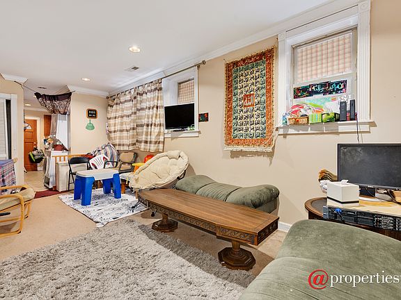 3rd image of 6418 N Maplewood Ave #100