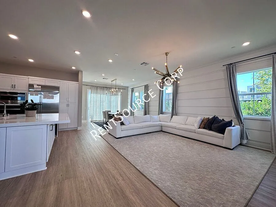 3 bedroom (2 beds with ensuite baths) w/ Solar for Lease in Valencia — Photo 4