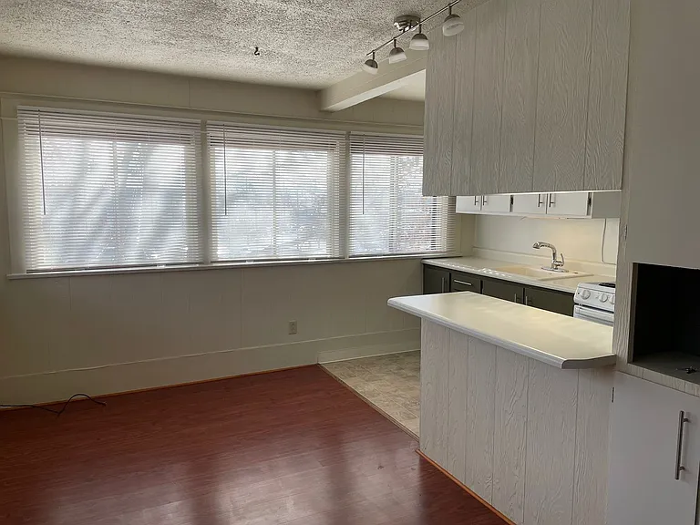 303 NE D St — Photo 2