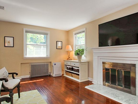 Living room w/fire place