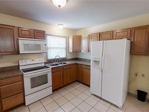 3rd image of 710 Crockett Dr