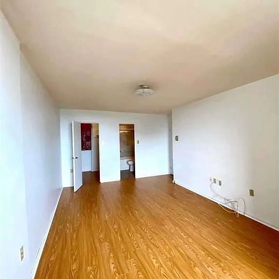 130 Neptune Dr #905 — Photo 13