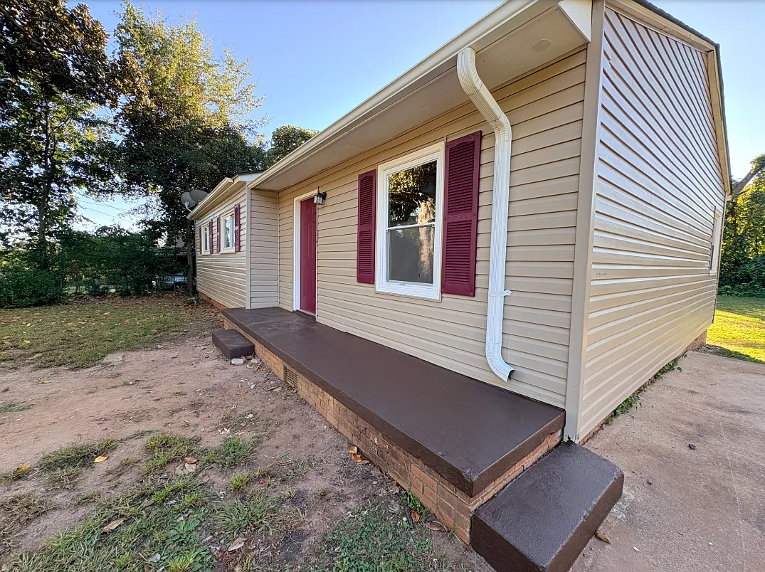 3 bed, 1.5 bath, $1,400 — Photo 2