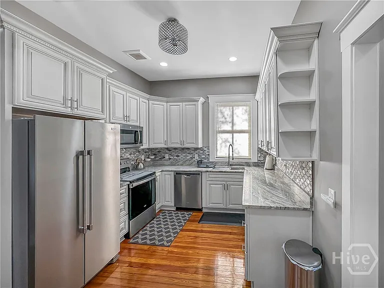 306 W 42nd St #A — Photo 9