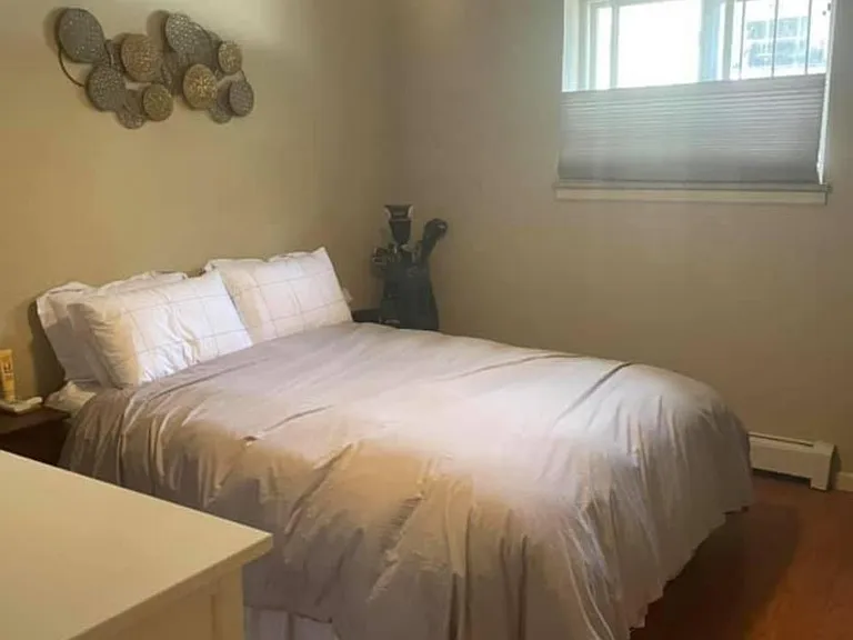 Bedroom w/fan and window