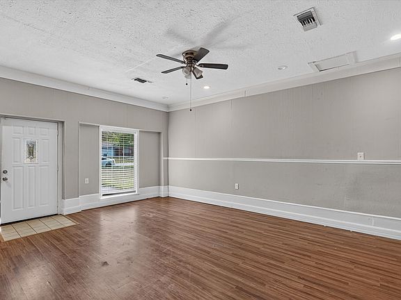 4th image of 821 Circle Dr