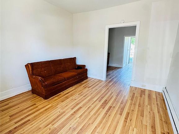 3rd image of 1139 W Pine St