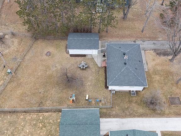 4th image of 924 Clover Ln