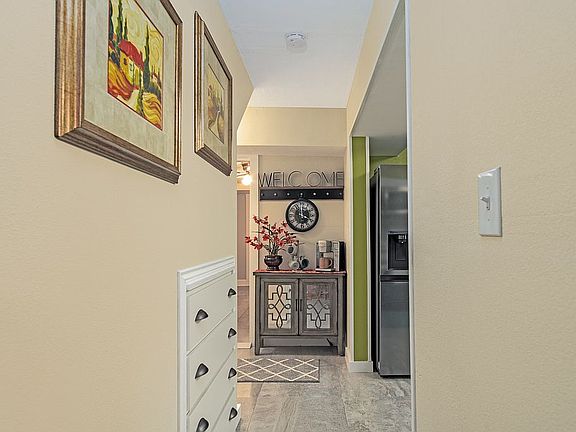5th image of 631 N Travis St
