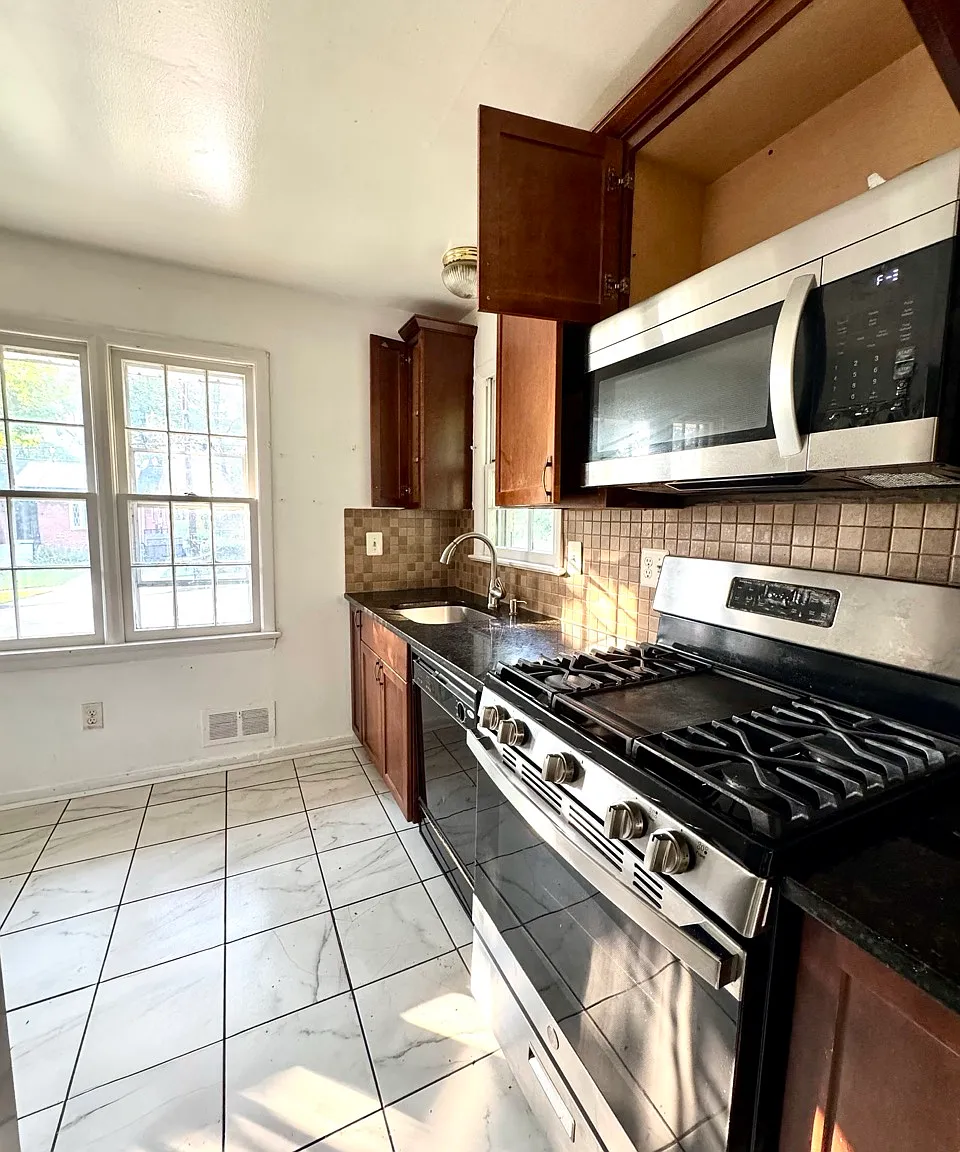 5 bed, 2.5 bath, 2200 sqft, $3,100 — Photo 4