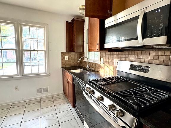 4th image of 3117 Rosemary Ln