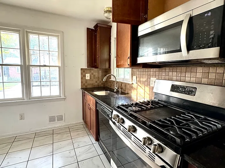 3117 Rosemary Ln — Photo 4