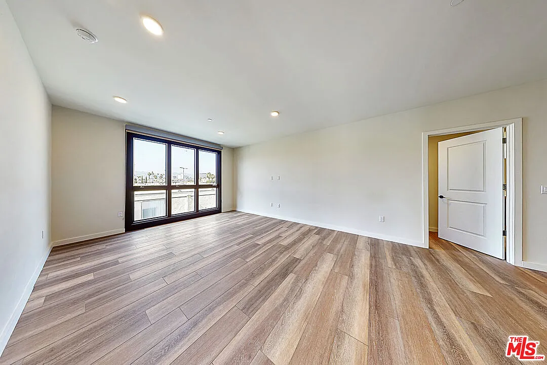 3 bed, 3.0 bath, 1640 sqft, $4,995 — Photo 4