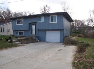 22 Countryside Dr, Treynor, IA 51575