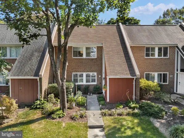 11190 Forest Edge Dr, Reston, VA 20190