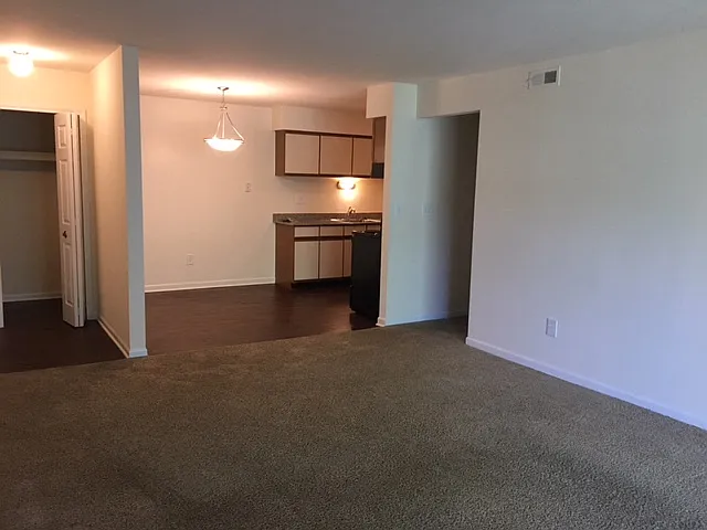 Lakeside Village Apartments — Photo 155