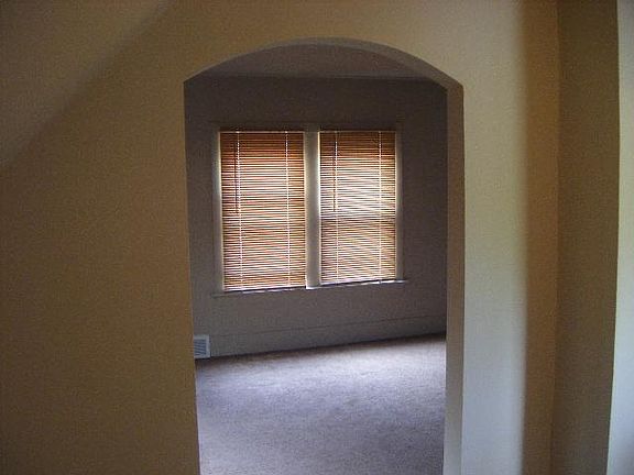 2nd image of 830 Queen Anne St APT 2