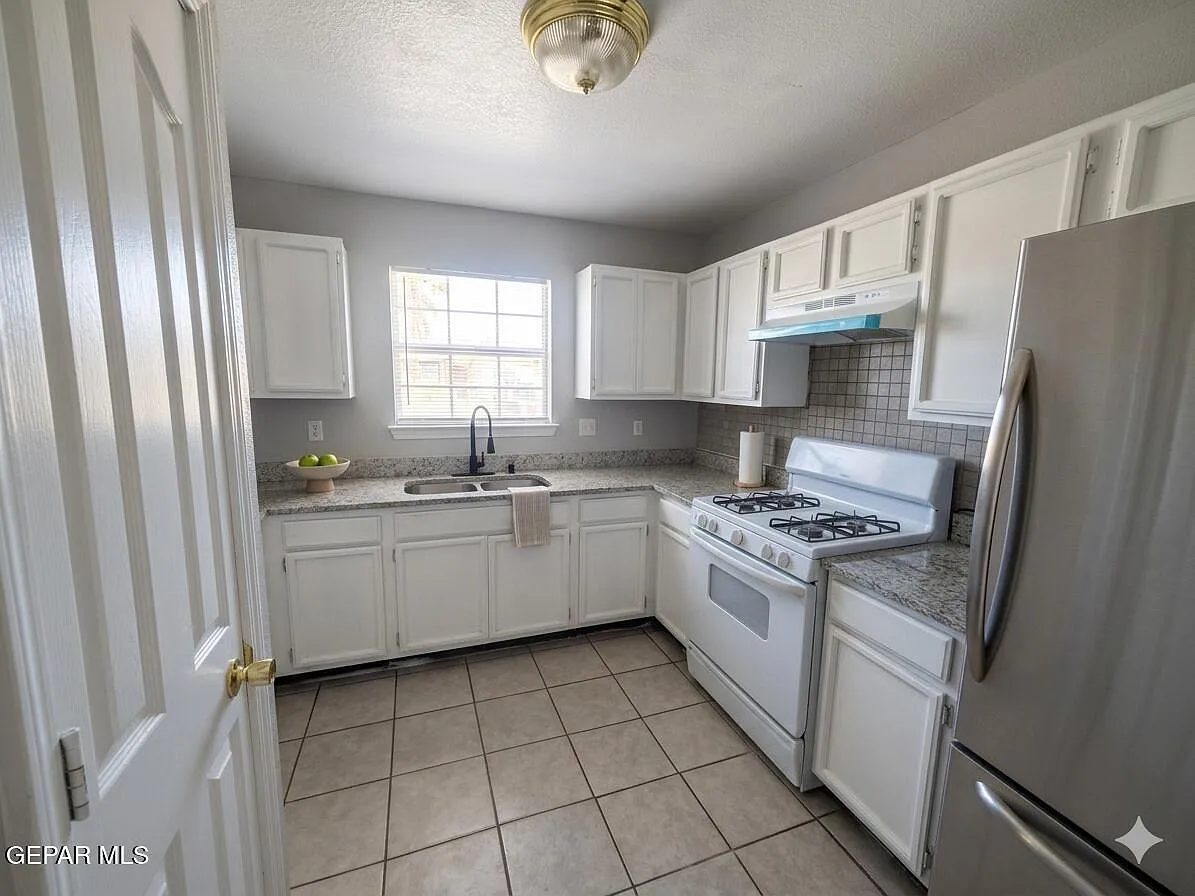 3 bed, 2.0 bath, 1328 sqft, $1,600 — Photo 2
