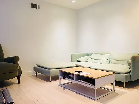 Rented by Nooklyn NYC LLC | media 82