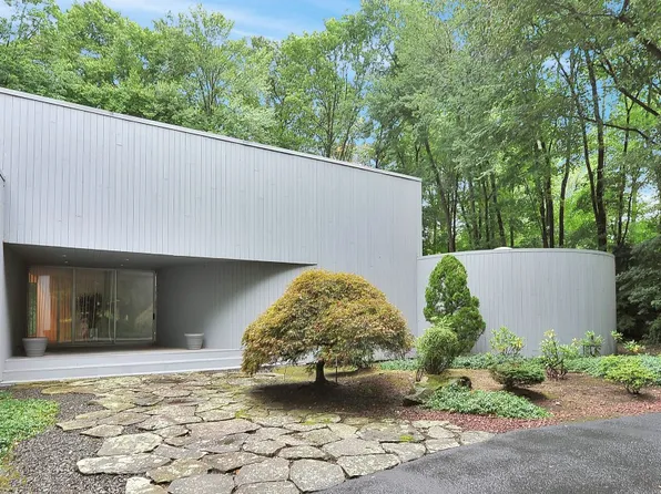 35 Deerhill Dr, Ho-ho-kus, NJ 07423