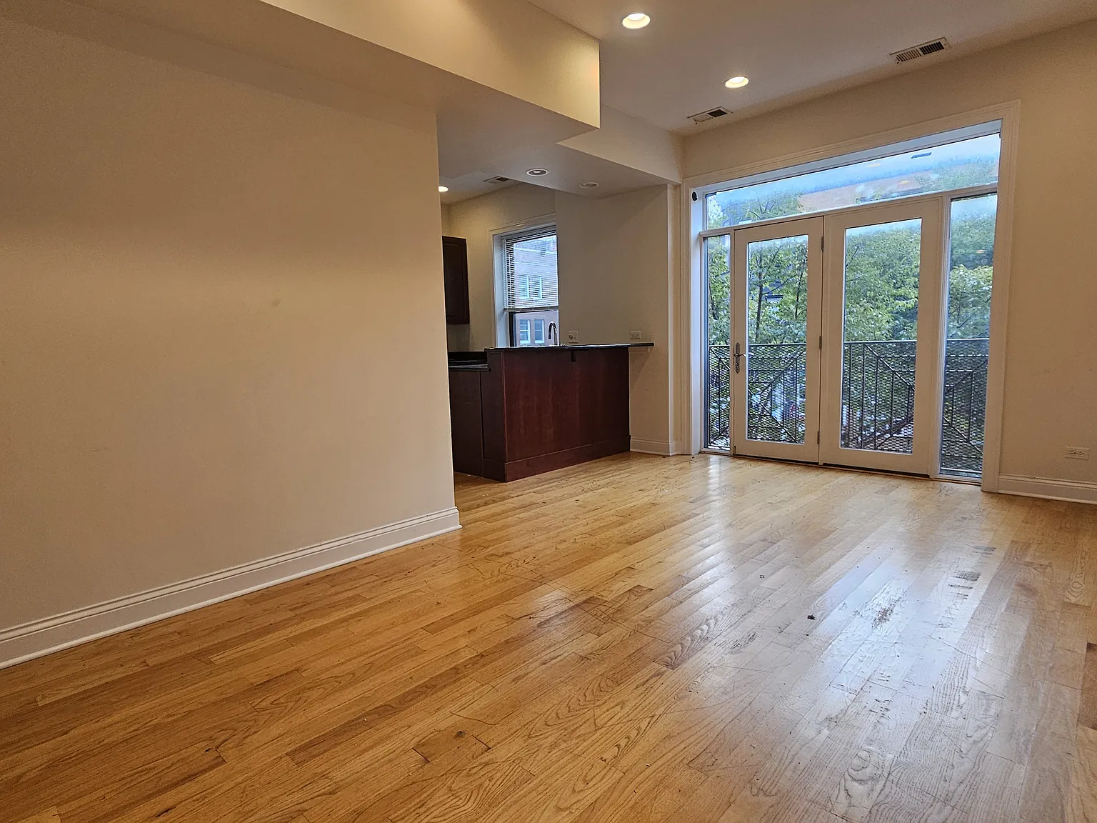 4 bed, 2.0 bath, $4,400 — Photo 3