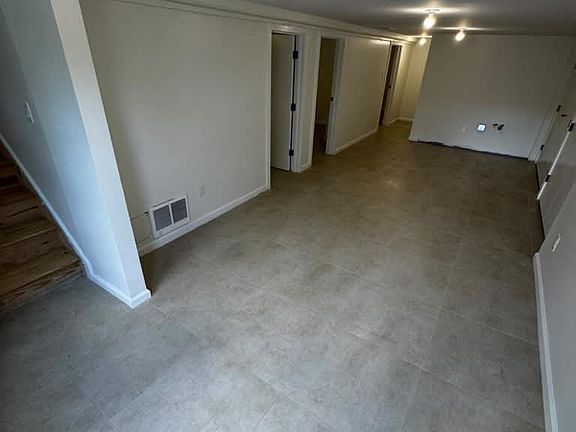 5th image of 33 Kennedy Dr