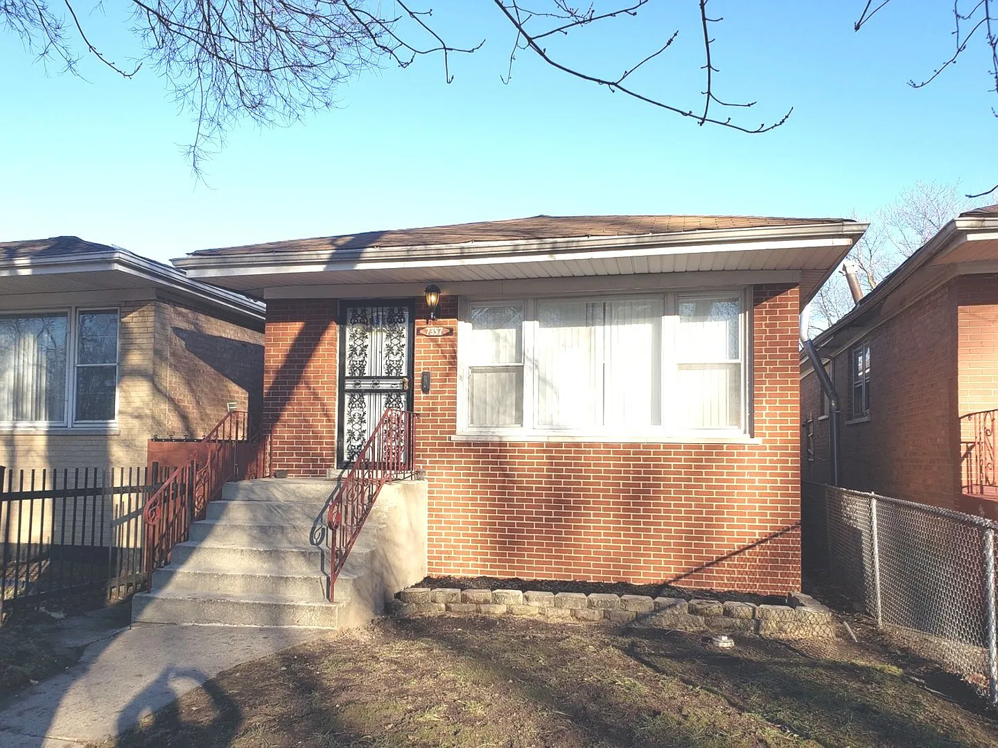 7357 S May St photo 1