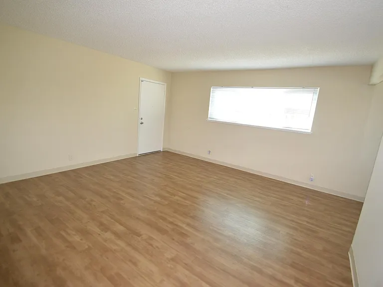 1130 Rex Rd — Photo 4