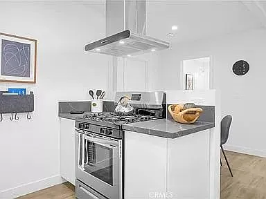 1062 S Gordon St — Photo 4