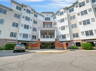 189 Forest Ave #213, Paramus, NJ 07652
