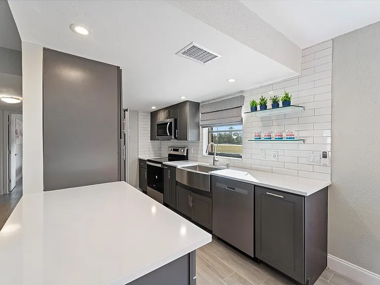 610 SW 47th Ter #4 — Photo 17
