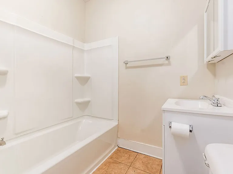 1371 Summit St #C — Photo 13