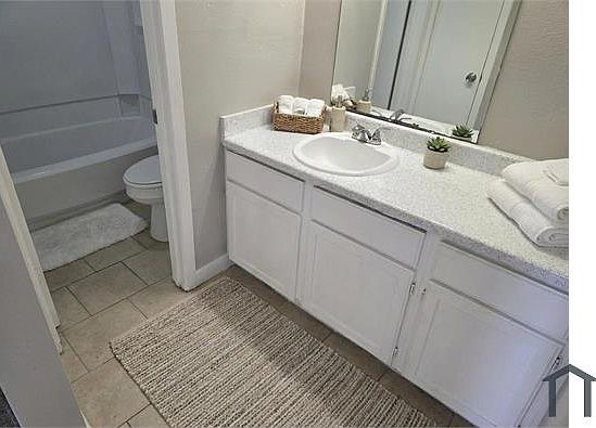 2nd image of 2302 Capitan Dr #C
