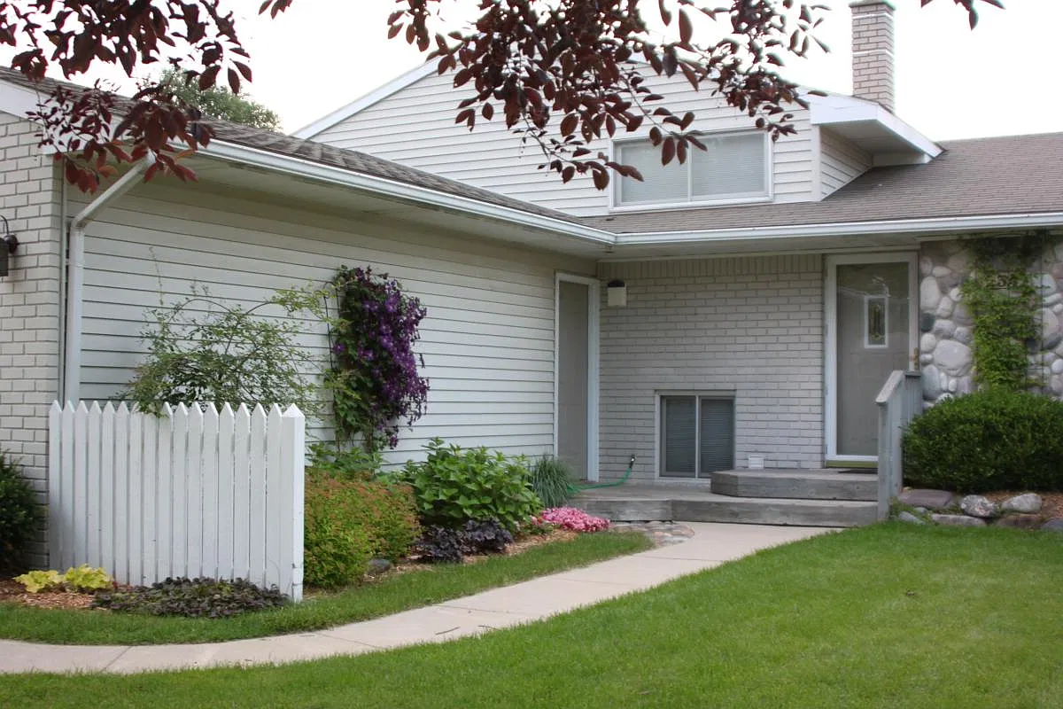 2347 Liverpool Street — Photo 2