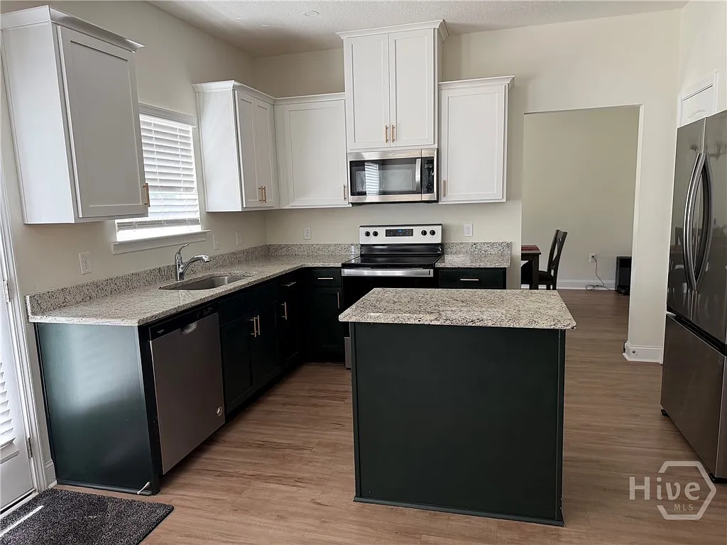 4 bed, 2.5 bath, 2259 sqft, $2,600 — Photo 4
